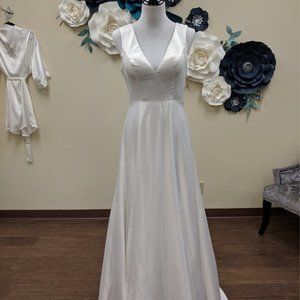 Silk Slit Bride V Front Back Dress Size 8 Wedding Dress